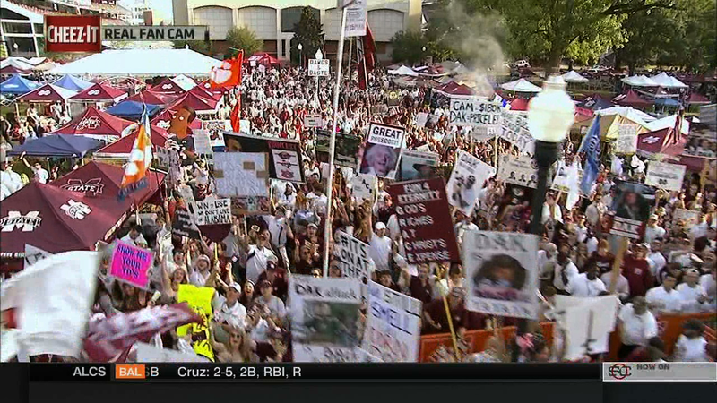 Illustration for article titled "Malzahn Eats Blue Waffles": Your College GameDay Sign Roundup